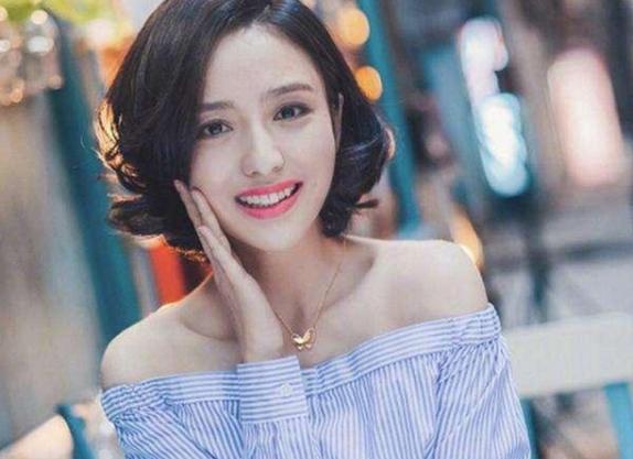 一名女子因“不公平”的原因被赶下飞机，留下了眼泪
